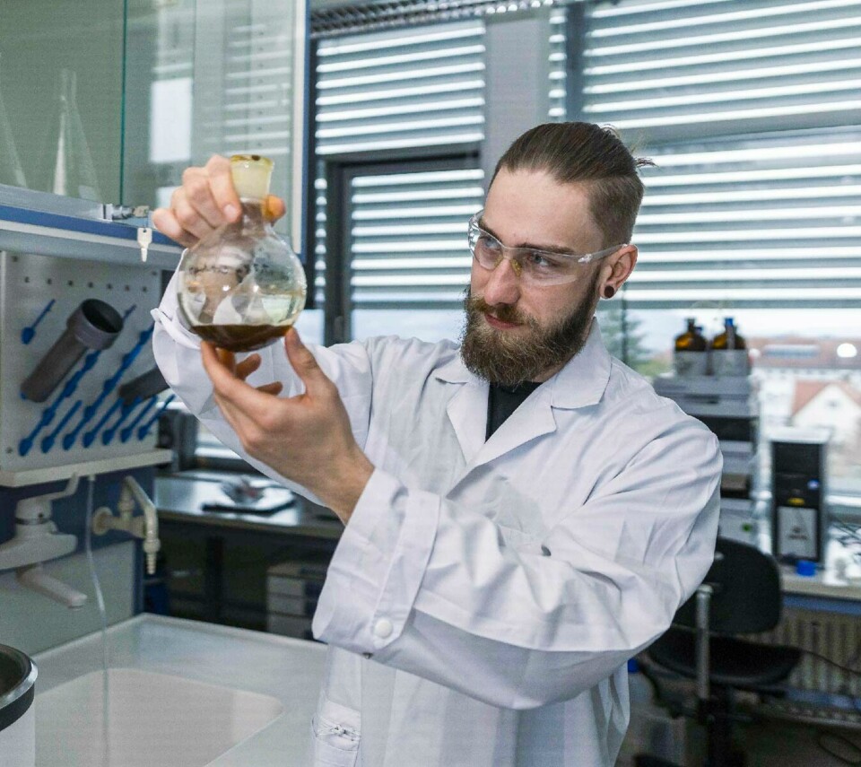 Dr. Felix Blei in the laboratory with a round bottom flask